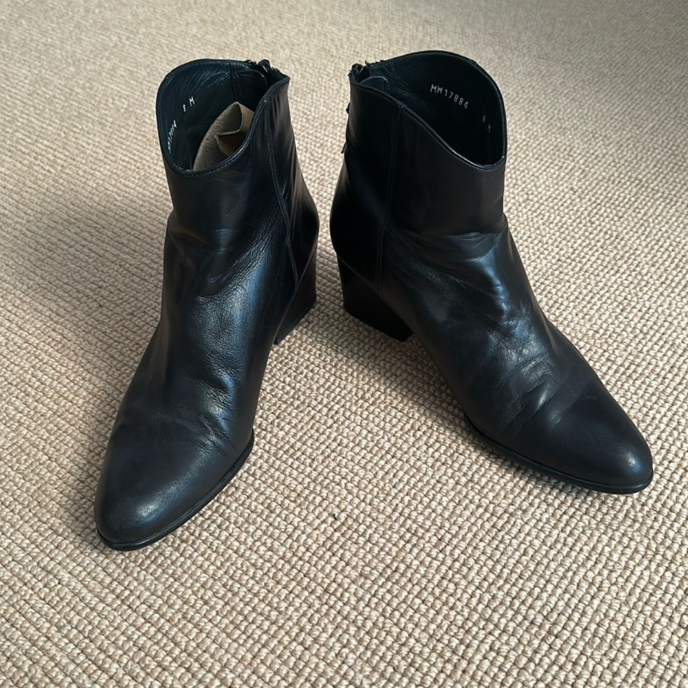 🌷Stuart Weitzman🌷 Booties, size 8, back zipper, softest leather